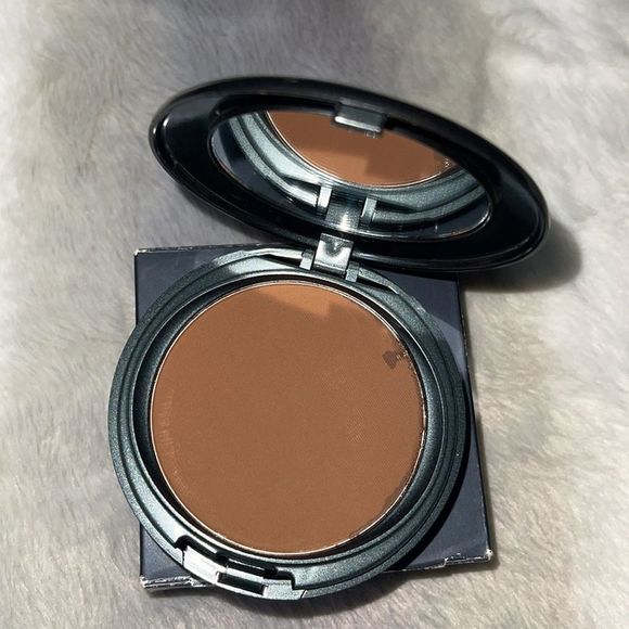 Cover FX Pressed Mineral Foundation - Picture 2 of 5